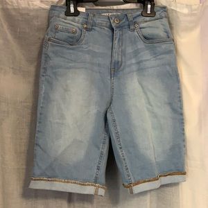 Light wash push up Bermuda shorts